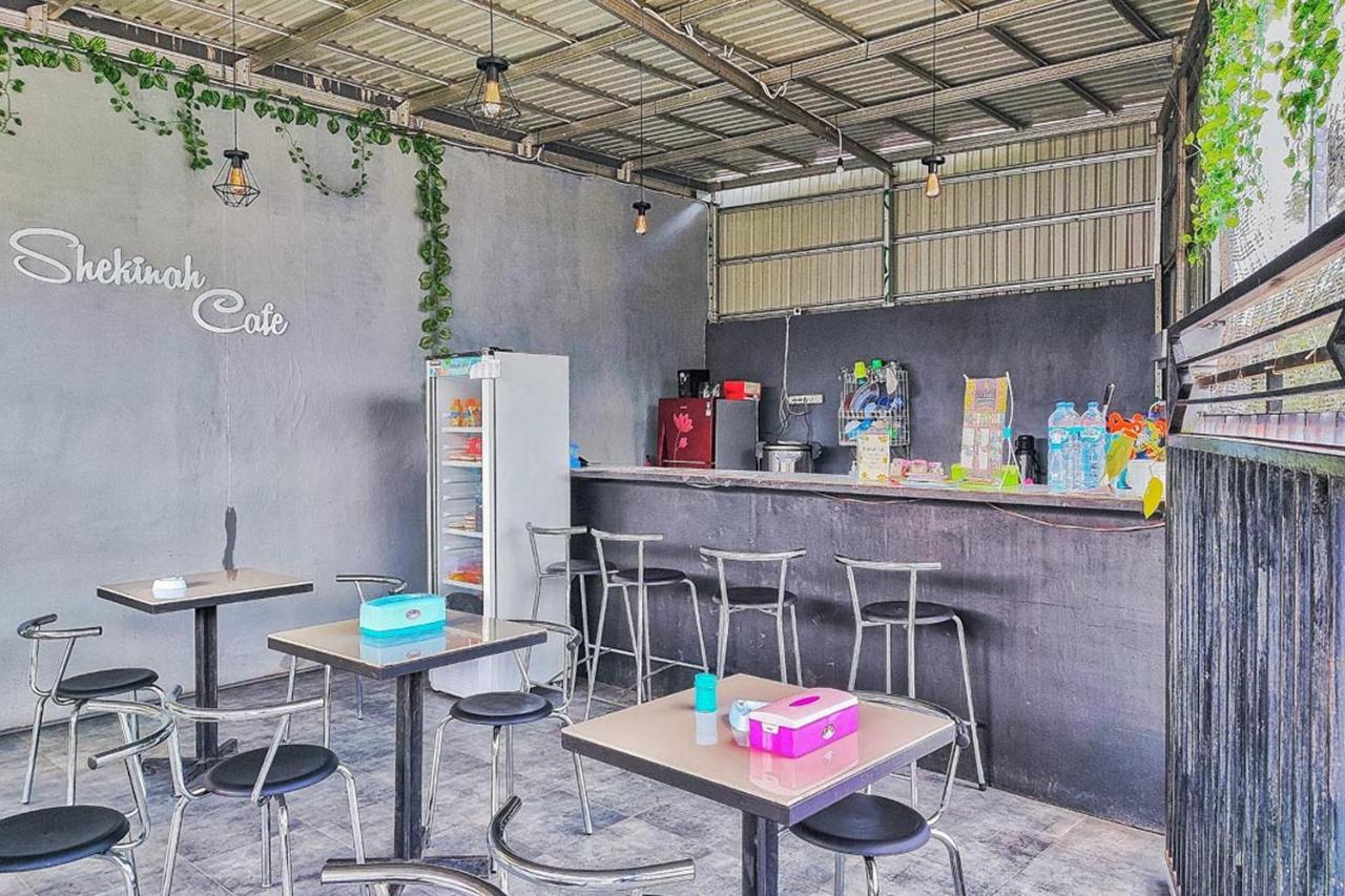 Shekinah Homestay & Cafe Waikabubak Mitra Reddoorz ภายนอก รูปภาพ