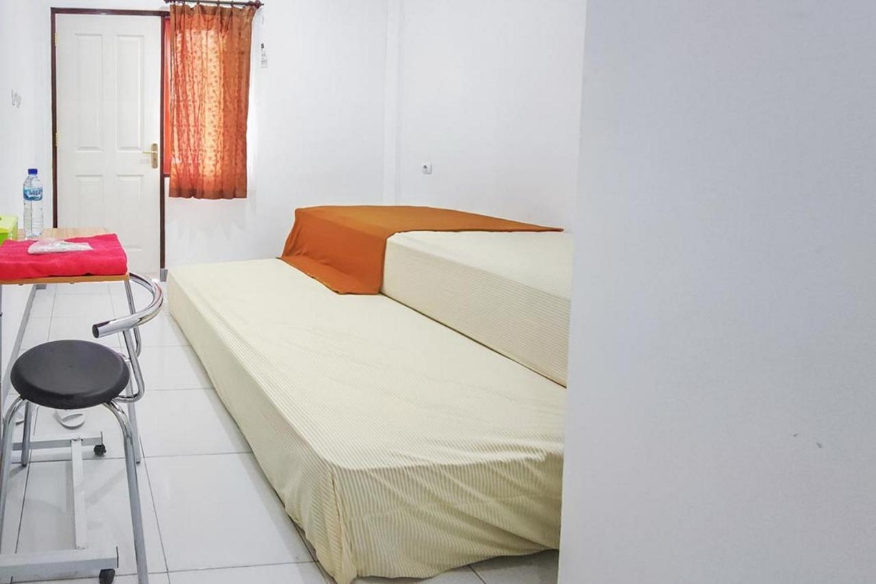 Shekinah Homestay & Cafe Waikabubak Mitra Reddoorz ภายนอก รูปภาพ